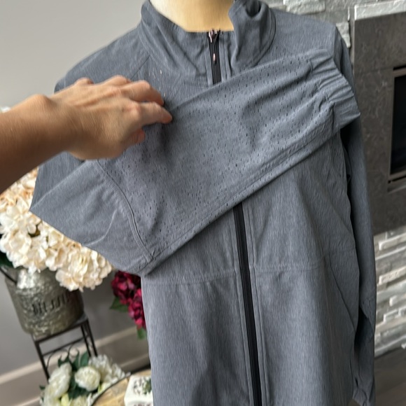 Calia by Carrie Underwood. Gray lightweight Warm up Jacket. Size Medium. - Picture 2 of 9